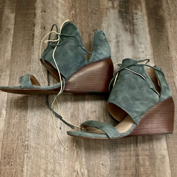 Kelsie Dagger Blue Suede Open Toe Wedge Sandel size 8.5. - Picture 2 of 5